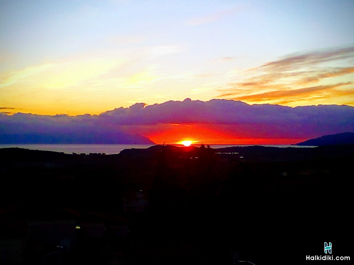 Village View, Το σπίτι και η θέα από το μπαλκόνι