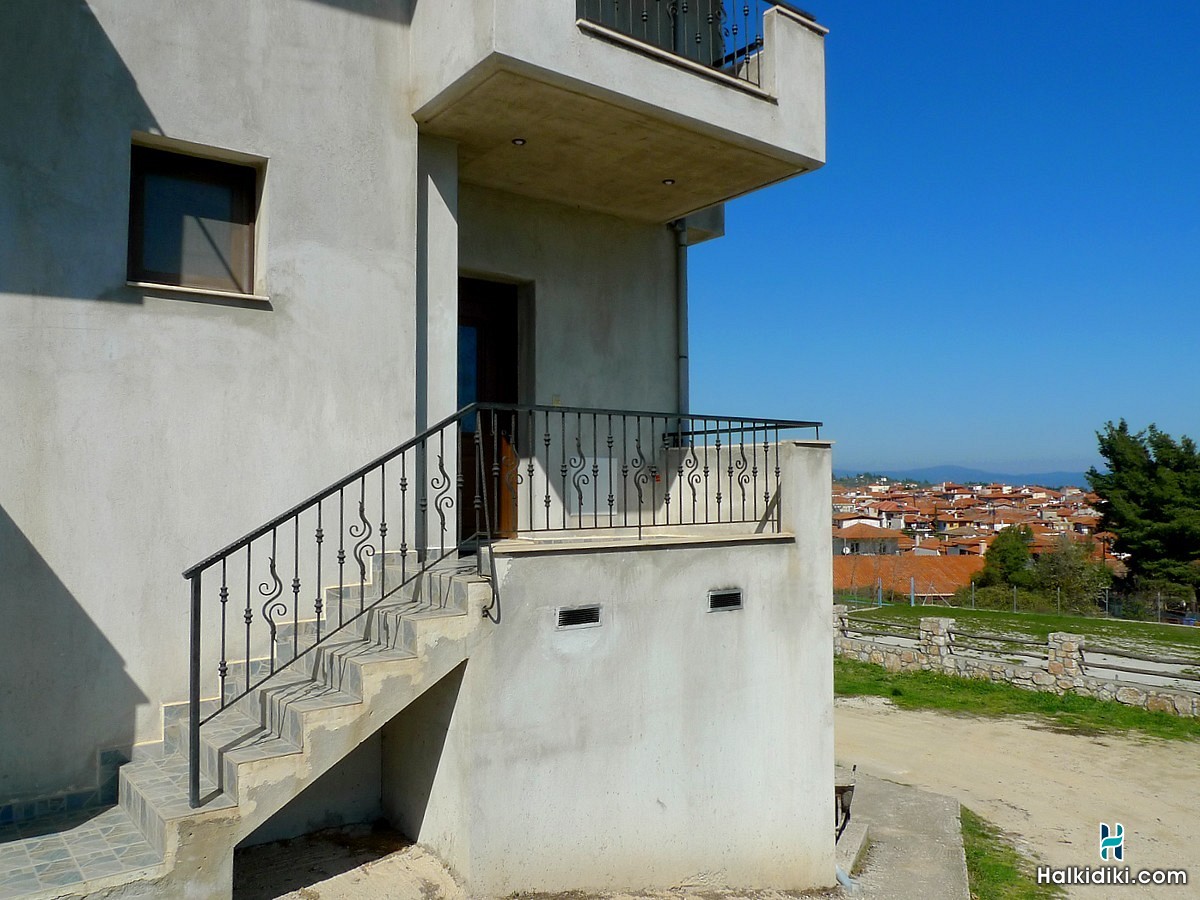 Village View, Το σπίτι και η θέα από το μπαλκόνι