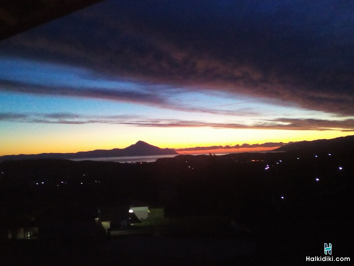 Village View, Το σπίτι και η θέα από το μπαλκόνι