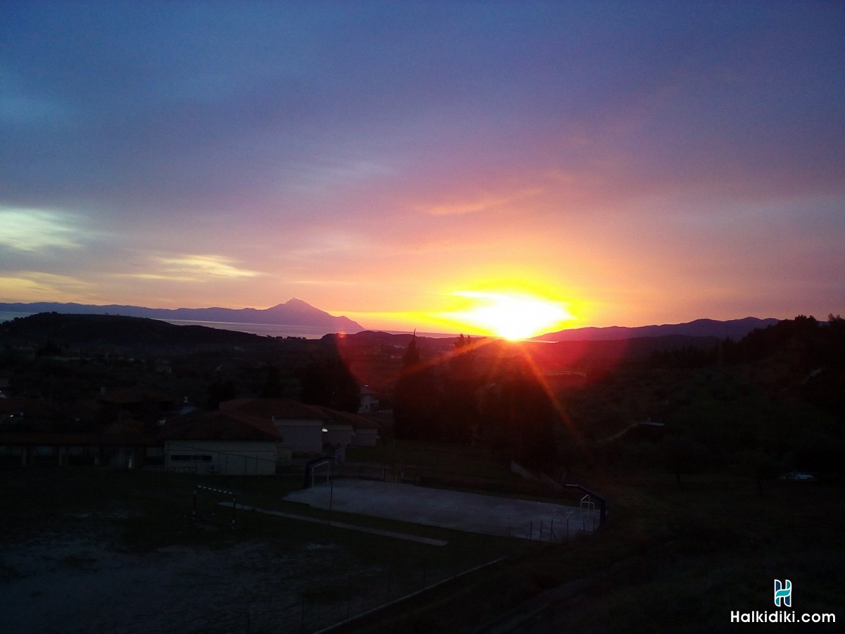 Village View, Το σπίτι και η θέα από το μπαλκόνι