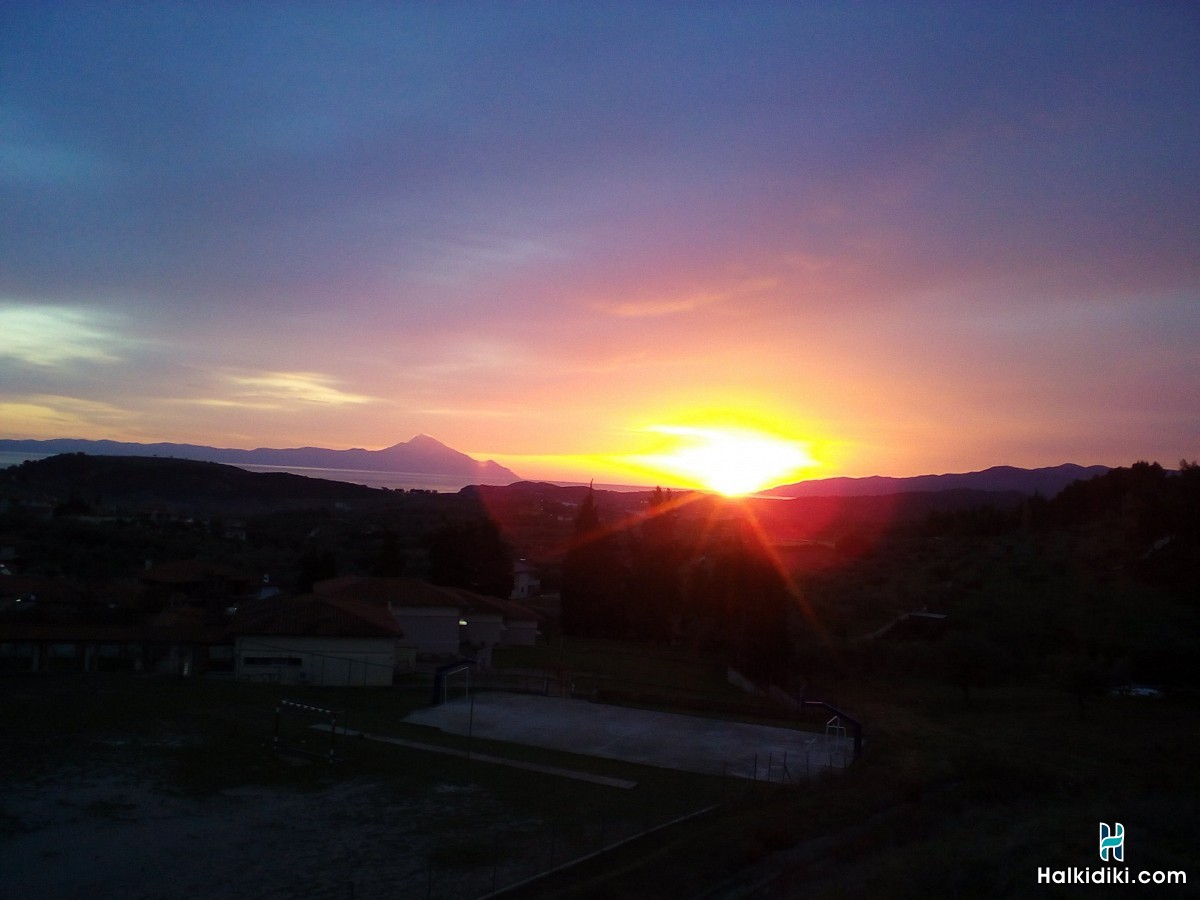 Village View, Το σπίτι και η θέα από το μπαλκόνι