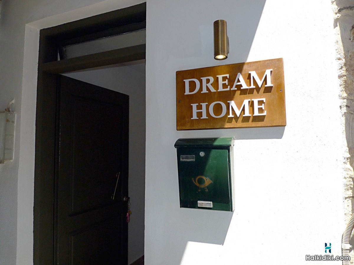 Dream Home, Das Zuhause