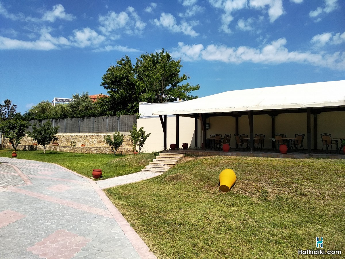 Meltemi Livrohio, Εξωτερικοί χώροι