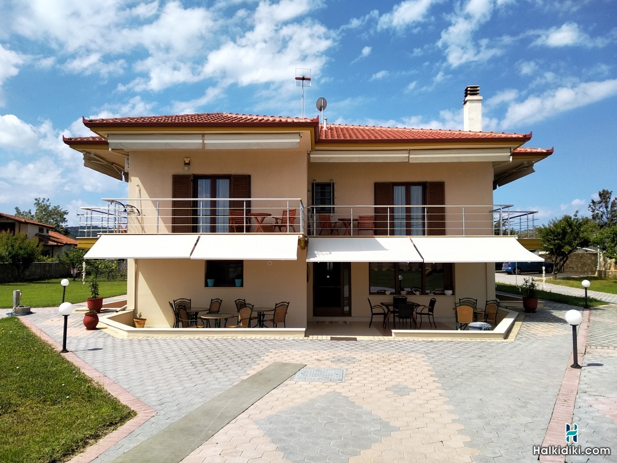 Meltemi Livrohio, Εξωτερικοί χώροι
