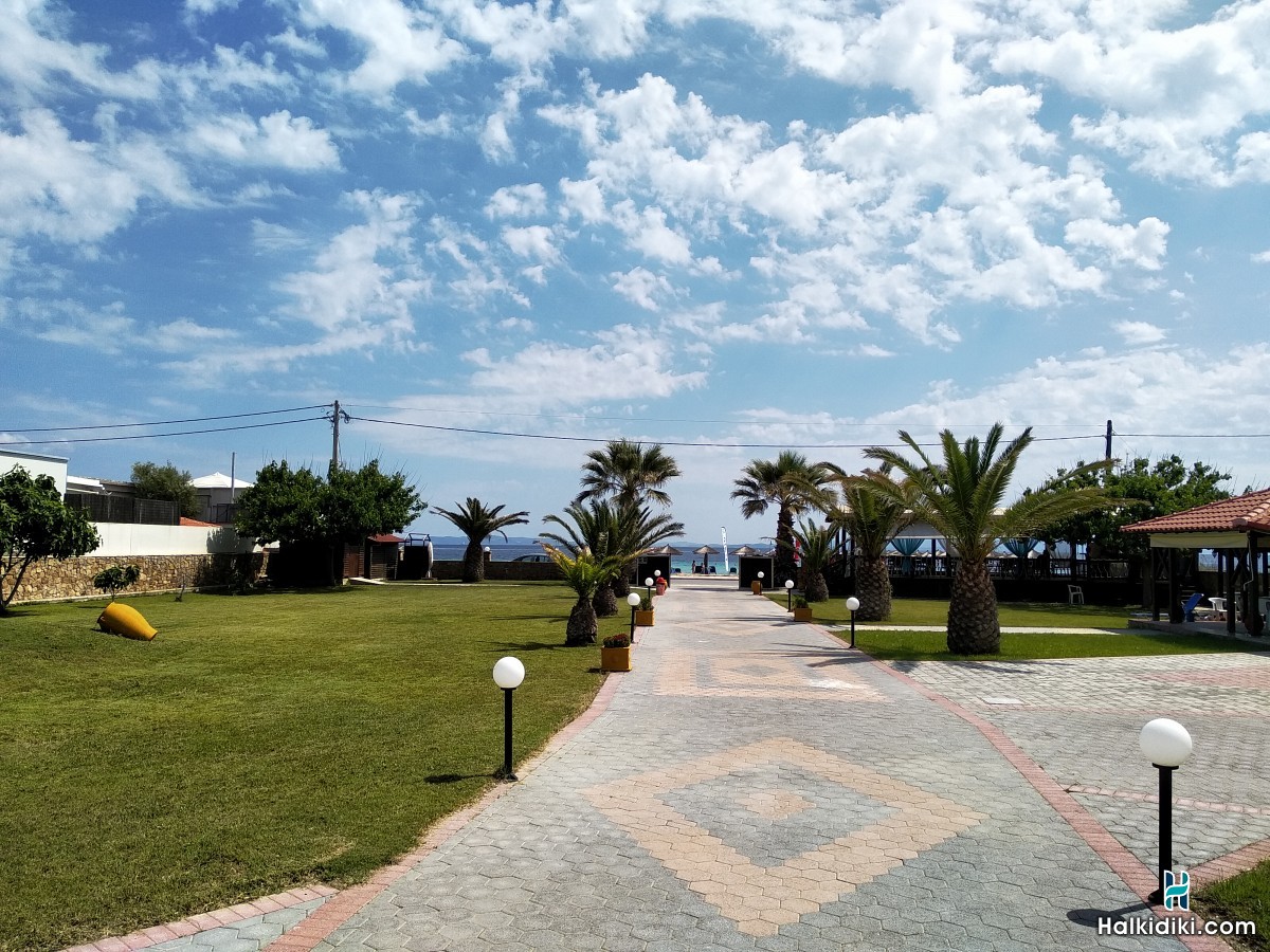 Meltemi Livrohio, Εξωτερικοί χώροι