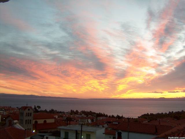 Sunrise from Kassandra / Kriopigi to Sithonia, today Thursday 31 st Sep.