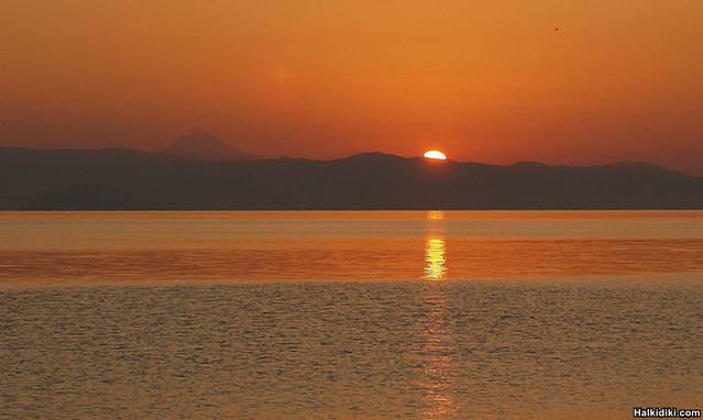 Mount_Athos_at_sunrise_from_the_Nemo_Polichrono