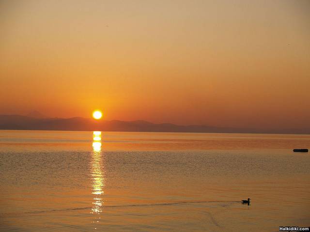 Mount_Athos_at_sunrise_from_the_Nemo_Polichrono_2
