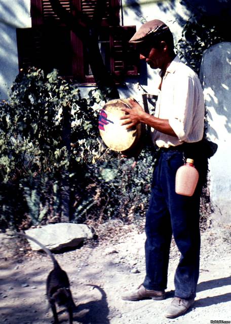 Street_entertainment_outside_our_house_in_Kato_Toumba_Thessaloniki_1964