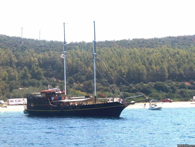 CRAZY CAPTAIN' S  MICHAEL BOAT IN TORONI BAY