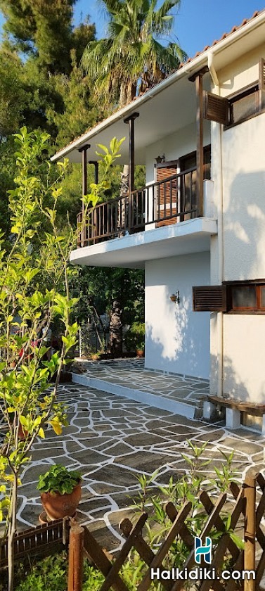 Theodora's House, Εξωτερικοί χώροι