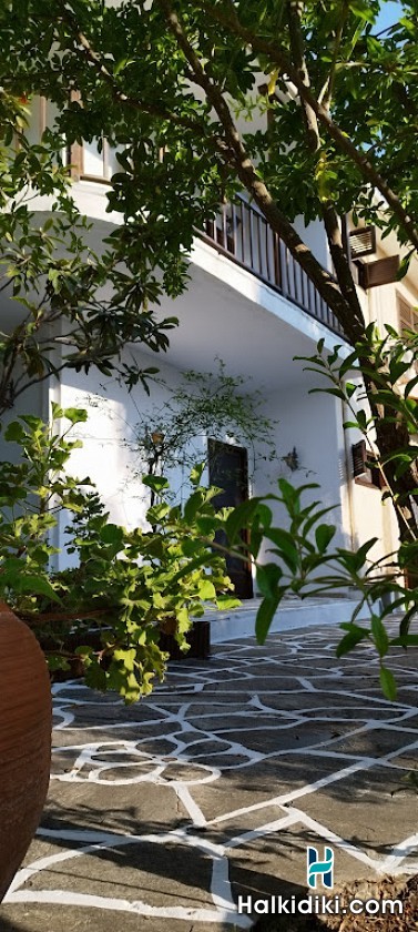 Theodora's House, Εξωτερικοί χώροι